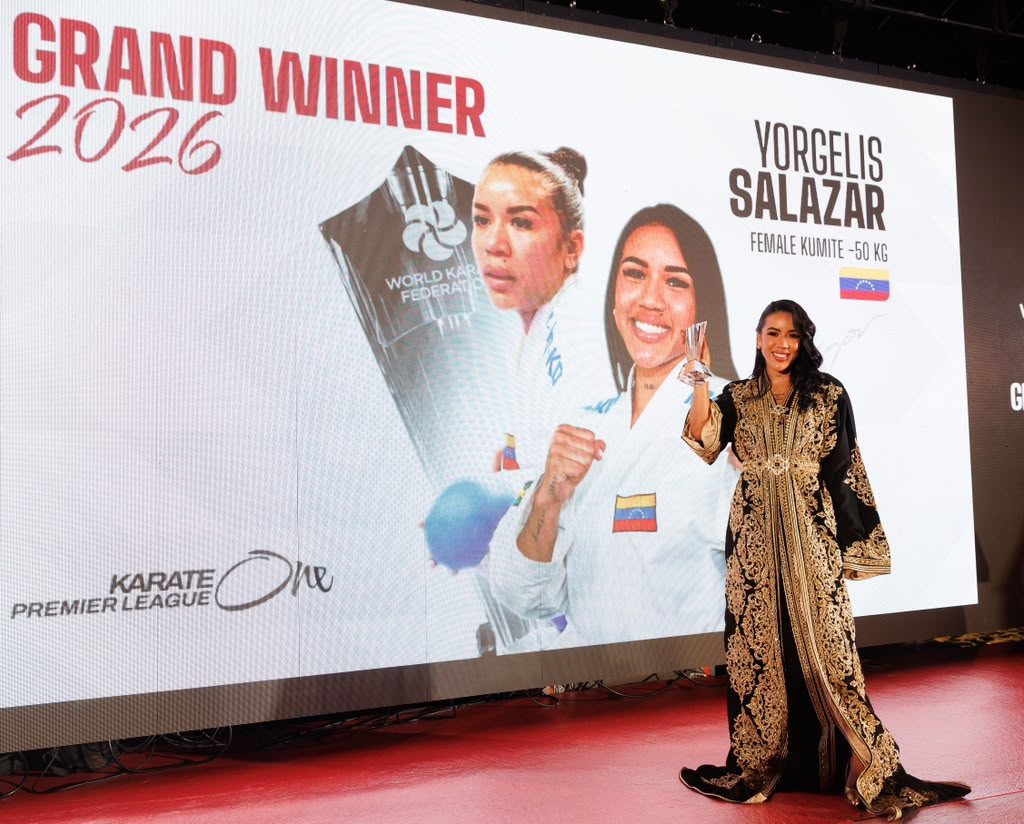 Yorgelis Salazar posa con el trofeo frente a la pantalla del Grand Winner 2026