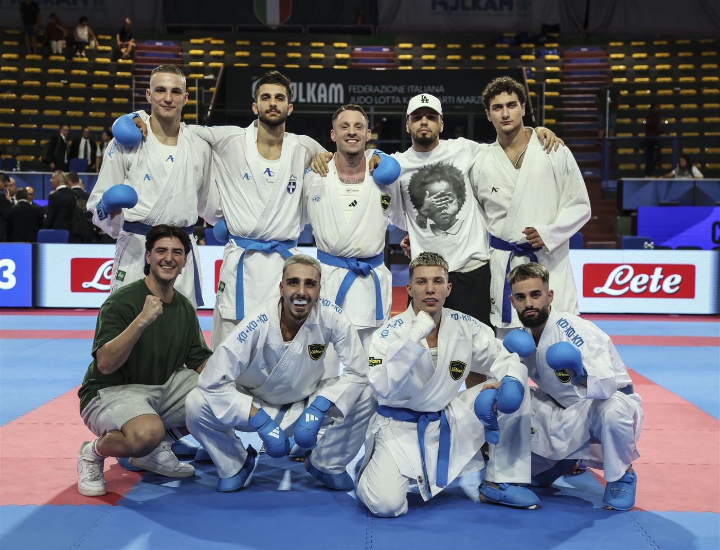 Atletas de Urban Karate Team Italia posan juntos en una competencia en Italia